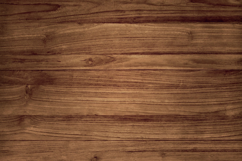 Jeżeli chodzi o podłogi z litego drewna to należy powiedzieć przede wszystkim to, że każda deska z litego drewna wykonana jest z jednego kawałka drewna, zwykle o grubości 18-20 mm