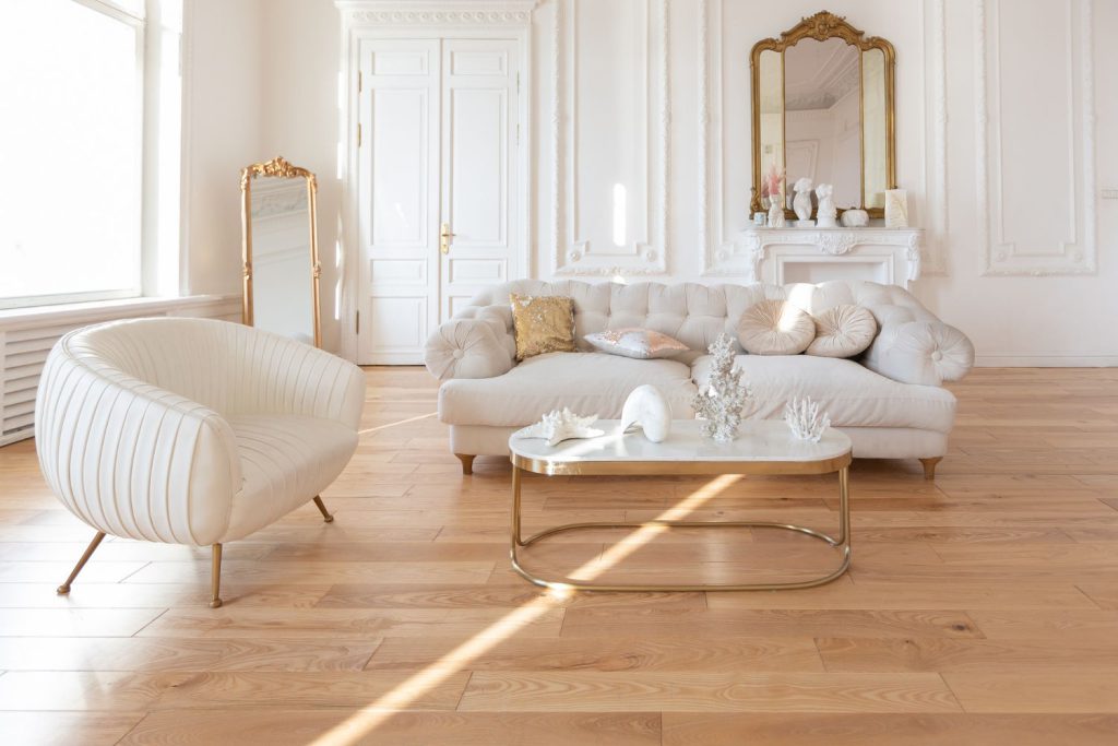 Drewniane podłogi parkiety od wieków cieszą się uznaniem zarówno ze względu na swoje walory estetyczne, jak i praktyczne