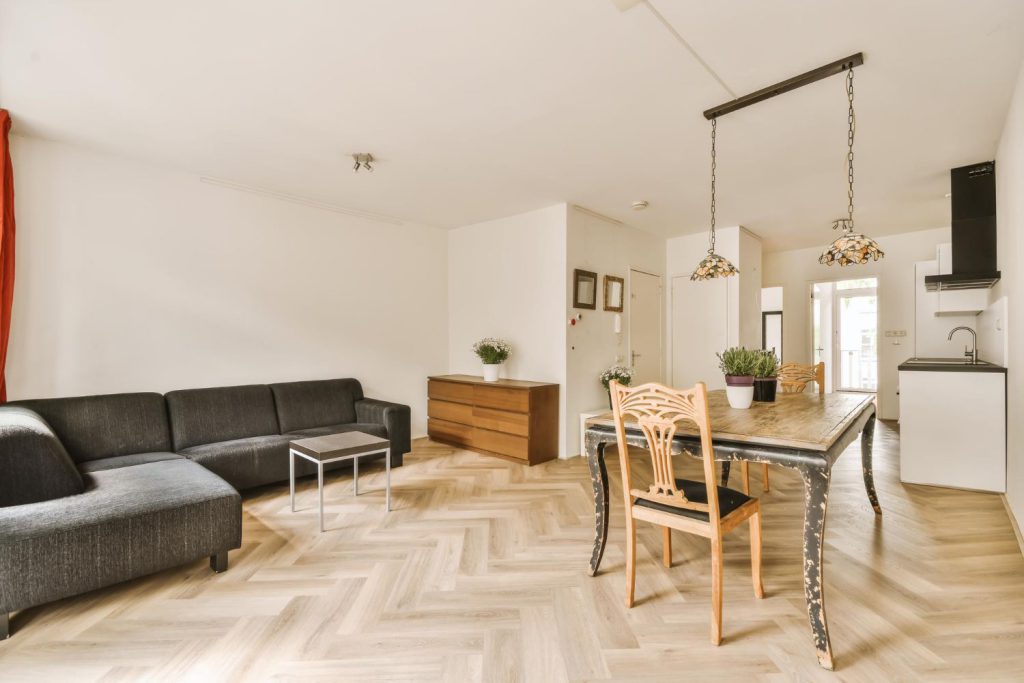 Podłogi drewniane to nie tylko element wykończenia wnętrza, ale również piękny i trwały dodatek do każdego domu